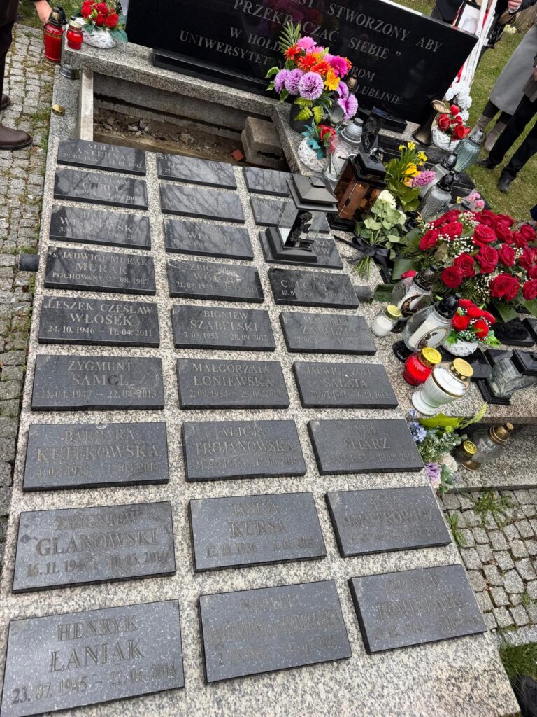 Wspólna mogiła donatorów Uniwersytetu Medycznego w Lublinie. Pomnik z napisem „Człowiek jest stworzony, aby przekraczać siebie” oraz tablice upamiętniające osoby, które oddały ciało nauce.