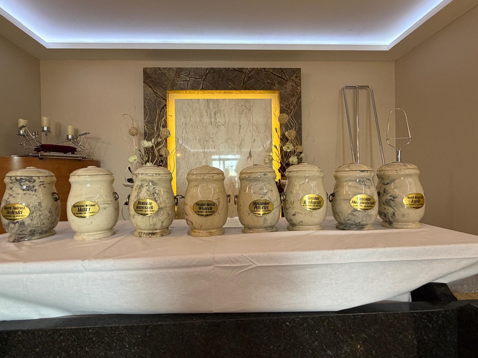 Jasne marmurowe urny ze złotymi tabliczkami przygotowane do świeckiej ceremonii pożegnania Donatorów Uniwersytetu Medycznego w Lublinie